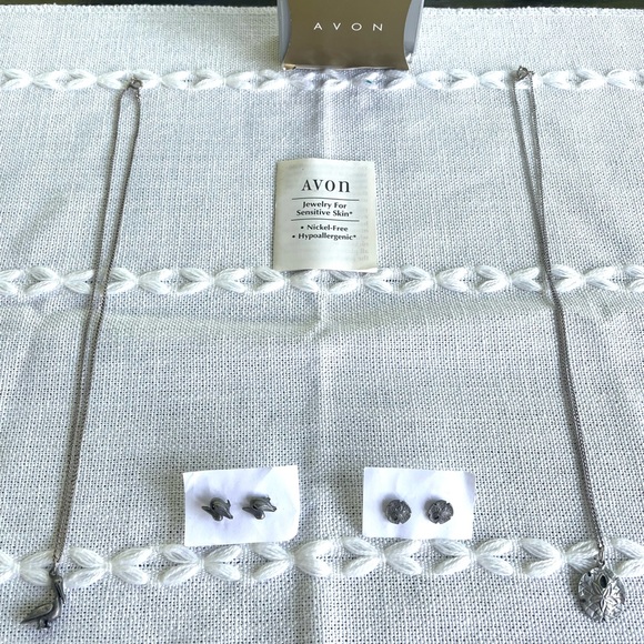 Vintage Avon Necklace & Earrings Set Lot Of 2 Sets-Sand Dollar + Pelican - Picture 1 of 4
